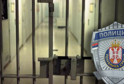ОБИЈАЛИ ИЗЛОГЕ РАДЊИ МОБИЛНИХ ТЕЛЕФОНА, ПА ДОЛИЈАЛИ Полиција привела четворку, један још није ни пунолетан