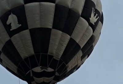 (ВИДЕО) КАД ШАХ ЗАГОСПОДАРИ НЕБОМ Руски пилот балона оставио Новосађане без текста