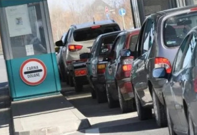 ХАОС НА ГРАНИЦИ На овом прелазу чека се и по пет сати, стварају се километарске колоне