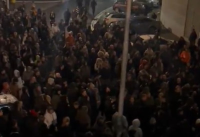 (ВИДЕО) ХАОС КОД АРЕНЕ: Прекинут тренинг Партизана, НАВИЈАЧИ ПРЕТЕ И ПРЕКИДОМ УТАКМИЦЕ, капитен изашао пред присталице црно-белих