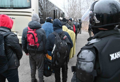 ШВЕРЦОВАЛИ МИГРАНТЕ ПРЕКО ГРАНИЦЕ, ПА ПАЛИ ПОЛИЦИЈИ У РУКЕ Тројка осумњичена за кријумчарење 48 људи