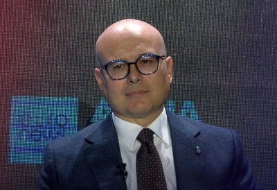 ДОБРО ПОЗНАТИ НАСИЛНИЦИ НАСТАВЉАЈУ НАСИЉЕ Лидер СНС Вучевић о хаосу испред Народне скупштине: Желе да нас врате у прошлост! Позивам надлежне органе да реагују