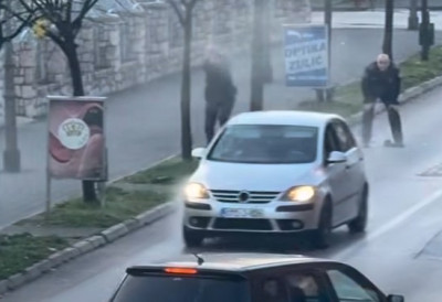 (УЗНЕМИРУЈУЋИ СНИМАК) РАФАЛИ ОДЈЕКУЈУ ГРАДОМ Полиција пуцала на бегунце након покушаја пљачке златаре ЈЕДАН ПРОНАЂЕН МРТАВ