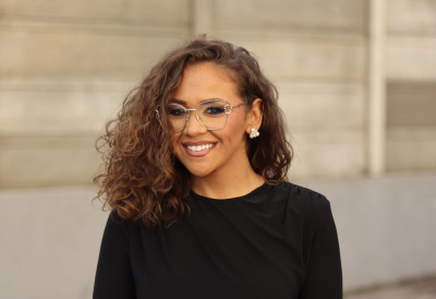 ПУЛС ТЕЛЕВИЗИЈЕ ИЗ ПРВОГ РЕДА! НОВИНАРКА И ВОДИТЕЉКА К1 ТЕЛЕВИЗИЈЕ СИМОНА СТАНКОВИЋ својим талентом и харизмом ОСВАЈА МАЛЕ ЕКРАНЕ: „Тренутак када се упале камере носи посебну дозу адреналина”