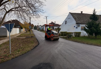 НОВИ АСФАЛТ У ТЕМЕРИНСКОЈ УЛИЦИ МАКСИМА ГОРКОГ Последљи пут је сређивана пре више од тридесет година
