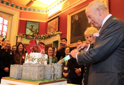 БРИТАНСКИ КРАЉ ПРОСЛАВИО 77. РОЂЕНДАН Чарлс добио торту у облику замка (ФОТО)