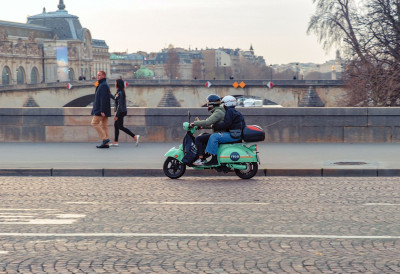 ПЉАЧКАШИ НЕ НАПУШТАЈУ ПАРИЗ Сад је мета Шанелов бутик на Авенији Монтењ, ПОКУШАЛИ БЕГ СКУТЕРИМА