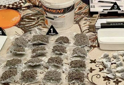 КРАГУЈЕВЧАНИН САКРИО ДВА КИЛОГРАМА МАРИХУАНЕ У КУЋИ Полиција претресла просторије и пронашла 34 вакумираних кесеца и вагицу (ФОТО)