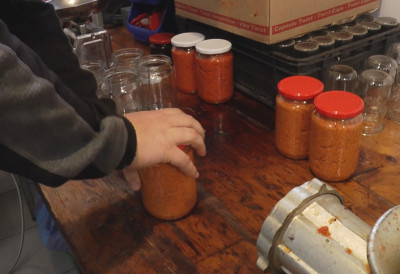 „Дошло неко чудно и брзо време“ ЖЕНЕ ДАНАС МНОГО ВИШЕ КУПУЈУ, НЕГО ШТО ПРАВЕ ЗИМНИЦУ Вредна Бранка ВОЈВОЂАНСКУ РАВНИЦУ заменила падинама Јелице, па од ХОБИЈА направила добар посао