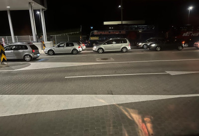 ПОТПУНИ ЗАСТОЈ НА ГРАНИЦИ Возачи сатима чекају између Србије и Црне Горе НАСТАЛЕ НЕЗАПАМЋЕНЕ ГУЖВЕ