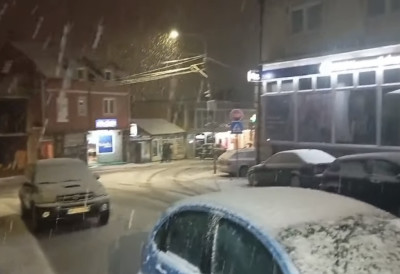 (ВИДЕО) ЗАБЕЛЕЛЕ СЕ ГРАДСКЕ УЛИЦЕ Јака мећава у Златиборском округу! Киша прешла У НАЈАВЉЕНИ СНЕГ: „Ако овако настави да пада…“