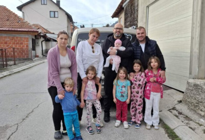 Кад се вредне руке сложе, све се може НОВОВАРОШКОЈ ПОРОДИЦИ СА ШЕСТОРО ДЕЦЕ СТИЖЕ ТОПЛИЈИ ДОМ