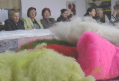 (ФОТО) ДА ЛИ ЗНАТЕ ШТА ЈЕ ПУСТОВАЊЕ ВУНЕ? Жене чачанског краја чувају од заборава овај занат