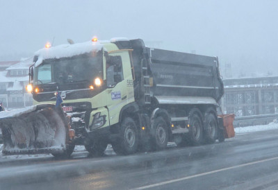 (ВИДЕО) Забрана саобраћаја за камионе поново на снази! СНЕЖНА МЕЋАВА ОКОВАЛА ЗЛАТИБОР: На терену 12 екипа, путеви се чисте по приоритетима