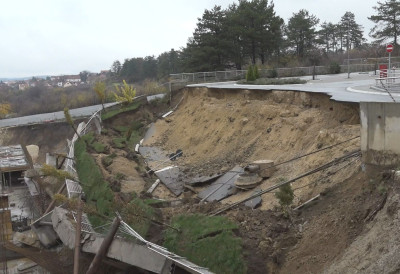 (ВИДЕО) ДЕО ПУТА СЕ ОБРУШИО НА ГРАДИЛИШТЕ У КРАГУЈЕВЦУ Попустили потпорни зидови