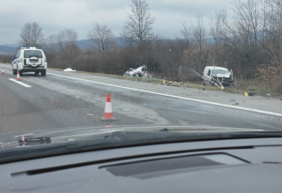 НОВИ ДЕТАЉИ НЕСРЕЋЕ КОД КРАГУЈЕВЦА: Једна особа погинула, друга тешко повређена ДЕВЕТ ВАТРОГАСАЦА-СПАСИЛАЦА СЕКЛО ВОЗИЛА ДА ИЗВУКУ ПУТНИКЕ