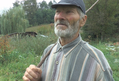 МИЛУТИН ИЗ ОСЕЧИНЕ ЈЕ СВЕТСКО ЧУДО! Једе 30 година само покварену храну а здрав ко дрен, устајала чорба и труло воће као посластица!