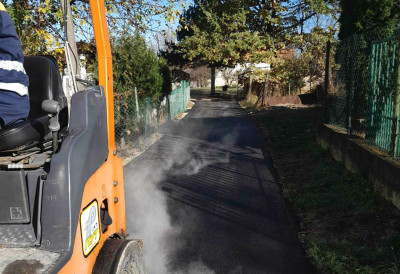 НАСТАВЉАЈУ СЕ РАДОВИ НА КОЛОВОЗИМА Нови асфалт, банкине и сигнализација У ВИШЕ ДЕЛОВА ГРАДА