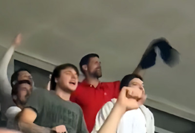 СКАНДИРАЛИ И ЊЕМУ А ОН ЦРВЕНО-БЕЛИМА Ђоковић снимљен на мечу Звезде, певао, махао мајицом као никада пре (ВИДЕО)