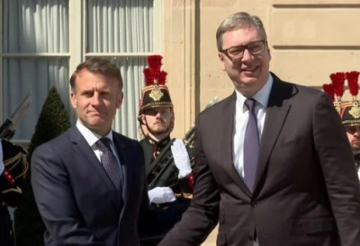 Вучићу приређен дочек у Јелисејској палати, следи радна вечера с Макроном