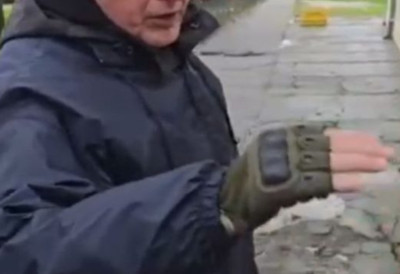 (ВИДЕО) НИЖУ СЕ ИНЦИДЕНТИ! НОВИНАРКА НАПАДНУТА У НЕГОТИНУ Самозвани ветерани у војној опреми "заводе ред" на дан локалних избора