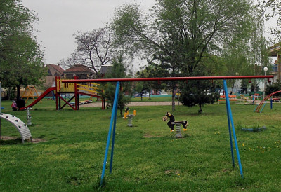 ПОТПИСАН УГОВОР: ДВОРИШТЕ ВРТИЋА „КОЛИБРИ” БИЋЕ БЕЗБЕДНИЈЕ На Булевару Јаше Томића уграђују кан­де­ла­бер­ско осветљење са лед светиљкама