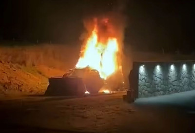 РАДНИ БАГЕР ПЛАНУО УСРЕД НОЋИ: Ватра прогутала машину за неколико минута (ВИДЕО)