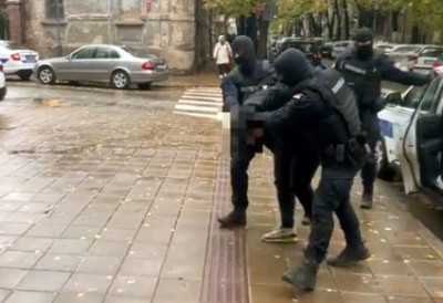 НАСИЛНИК СА НАНОГИЦОМ МУЧИО МЛАДИЋА У СТАНУ?! Полиција упала због дроге а открила злостављану жртву (21); Сумња се на силовање и снимање; ОСУМЊИЧЕНИ ЈЕ ВОЂА НАВИЈАЧА