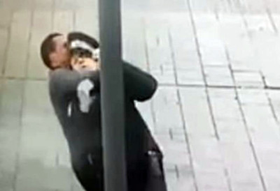 (ВИДЕО) ИЗНЕНАДИО ГА, ПОЧЕО ДА ГА ДАВИ Нападнут полицајац испред Палате Републике, ухапшен осумњичени