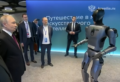 (ВИДЕО) РУСКИ РОБОТ ЗАИГРАО ПРЕД ПУТИНОМ Банкарско чудо технологије представљено свету