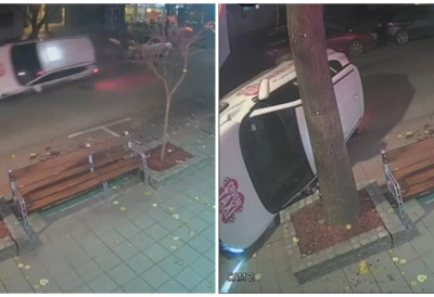 ЈАКИ УДАРЦИ ОДЈЕКНУЛИ ГРАДОМ! Таксиста у Сремској Митровици у брзини ударио паркирана возила, па се преврнуо