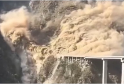 (ВИДЕО) УРУШИО СЕ НОВООТВОРЕНИ МОСТ У КИНИ Још се не зна да ли има жртава