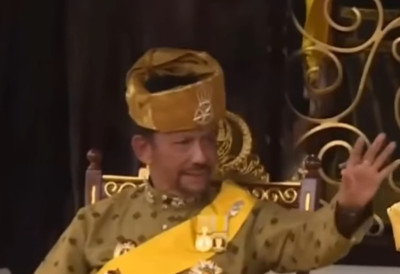 (ВИДЕО) У БУДИМПЕШТУ СЛЕТЕЛА "ЛЕТЕЋА ПАЛАТА" СУЛТАНА ОД БРУНЕЈА Путници нису могли да верују шта се спушта на писту, а ево како изгледа унутрашњост Боинга- Све је у злату, па и умиваоник!