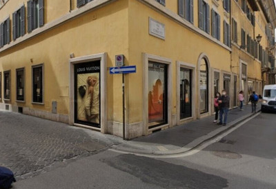 БУТИК "ЛУЈ ВИТОН" ПОСТАО МЕТА НОЋНЕ ПЉАЧКЕ! Лопови аутомобилом разбили излог у Риму, па однели ПЛЕН