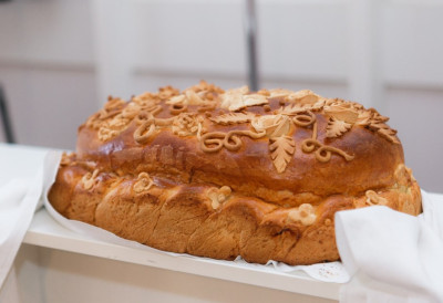 НАПРАВИТЕ САМИ ПОГАЧУ КОЈА ЈЕ ХРСКАВА СПОЉА, А МЕКАНА ИЗНУТРА: Рецепт за старински славски колач