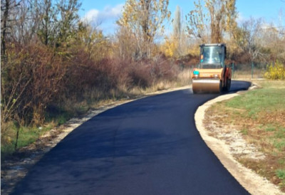 АСФАЛТИРАЊЕ И УРЕЂЕЊЕ УЛИЦА У НОВОМ САДУ И ВЕТЕРНИКУ Радови на више локација трају паралелно