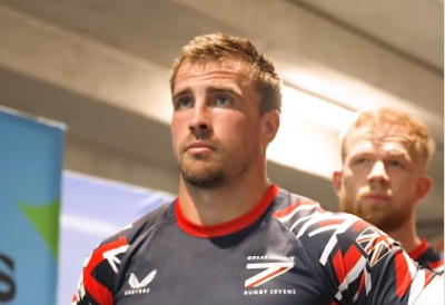 ЛЕП КАО СЛИКА, А НЕУСТРАШИВ НА ТЕРЕНУ! Његова харизма оставља ЖЕНЕ без даха, СНИМЦИ круже мрежама (ФОТО)