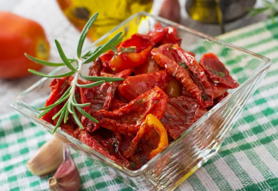 САЛАТА КОЈА ОСВАЈА! Печене паприке и сир у комбинацији која оплемењује СВАКУ СЛАВСКУ ТРПЕЗУ