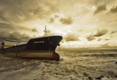 ПОТРАГА ЗА СТОТИНАМА НЕСТАЛИХ! Потонуо брод код Малезије, пронађено само 10 преживелих, судбина осталих је неизвесна