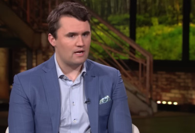 (ВИДЕО) МУРАЛ ЧАРЛИЈУ КИРКУ ОСВАНУО У БЕОГРАДУ Осликавање са натписом „Kirkovich“ иницирала СИГА