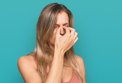 НОС ЗАПУШЕН, ГЛАВА БОЛИ И НЕ ПРОЛАЗИ? Откријте како ПРЕПОЗНАТИ синуситис и једноставне методе које олакшавају упалу