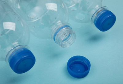 Још се мучимо са чеповима, а сада... ОПЕТ ПРОМЕНЕ НА ПЛАСТИЧНИМ ФЛАШАМА! ПЕТ амбалажа ће ускоро изгледати другачије и у Србији