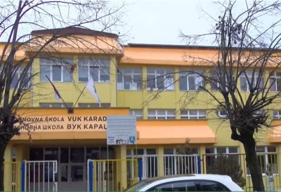 ОТАЦ УПАО У ШКОЛСКО ДВОРИШТЕ И ТУКАО ДЕЦУ! Дечаку који је покушао да заустави тучу ПОЛОМЉЕНА ВИЛИЦА! Школа у Новом Пазару се огласила после инцидента