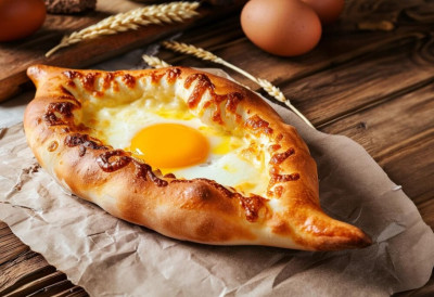 Да ли сте пробали ХАЧАПУРИ? Грузијски специјалитет - чамац од теста, сира и јајета који осваја на први залогај