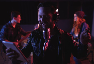 (ВИДЕО) КАДА СТРАНЦА ПОНЕСЕ СРПСКА ПЕСМА...Турчин који је научио наш језик због Српкиње сада ОСВАЈА КАФАНЕ, тамбураше, а богами и ТАШТУ