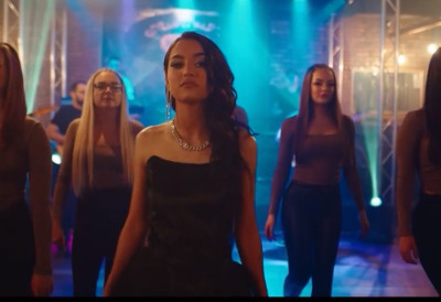 (ВИДЕО) Она је нова „КРАЉИЦА БАКШИША“ Пева на 9 језика, а због једне песме МЛАДУ ПЕВАЧИЦУ окитили с 20 сатова! Србија ништа слично још није видела