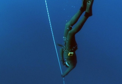 ЗАРОНИО ДУБЉЕ ОД СВИХ КАКО БИ ПОДИГАО СВЕСТ О КЛИМАТСКИМ ПРОМЕНАМА! Поледајте како Швајцарац савладава ледено језеро!