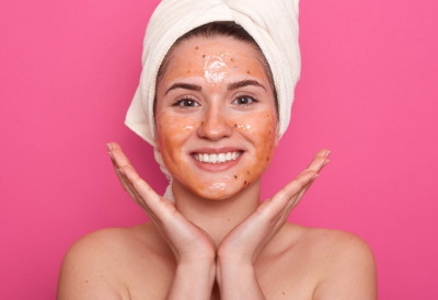 САВРШЕН ПРИРОДНИ ПИЛИНГ ЗА ЛИЦЕ Уз само три састојка вратите кожи мекоћу и сјај