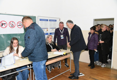 КРЕЋЕ БРОЈАЊЕ ГЛАСОВА Затворена биралишта у 18 општина за други круг локалних избора на КиМ