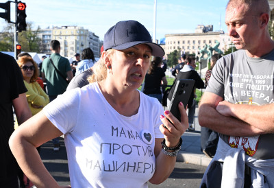 ДИЈАНА ХРКА ПРЕКИНУЛА ШТРАЈК ГЛАЂУ Остаје испред Скупштине